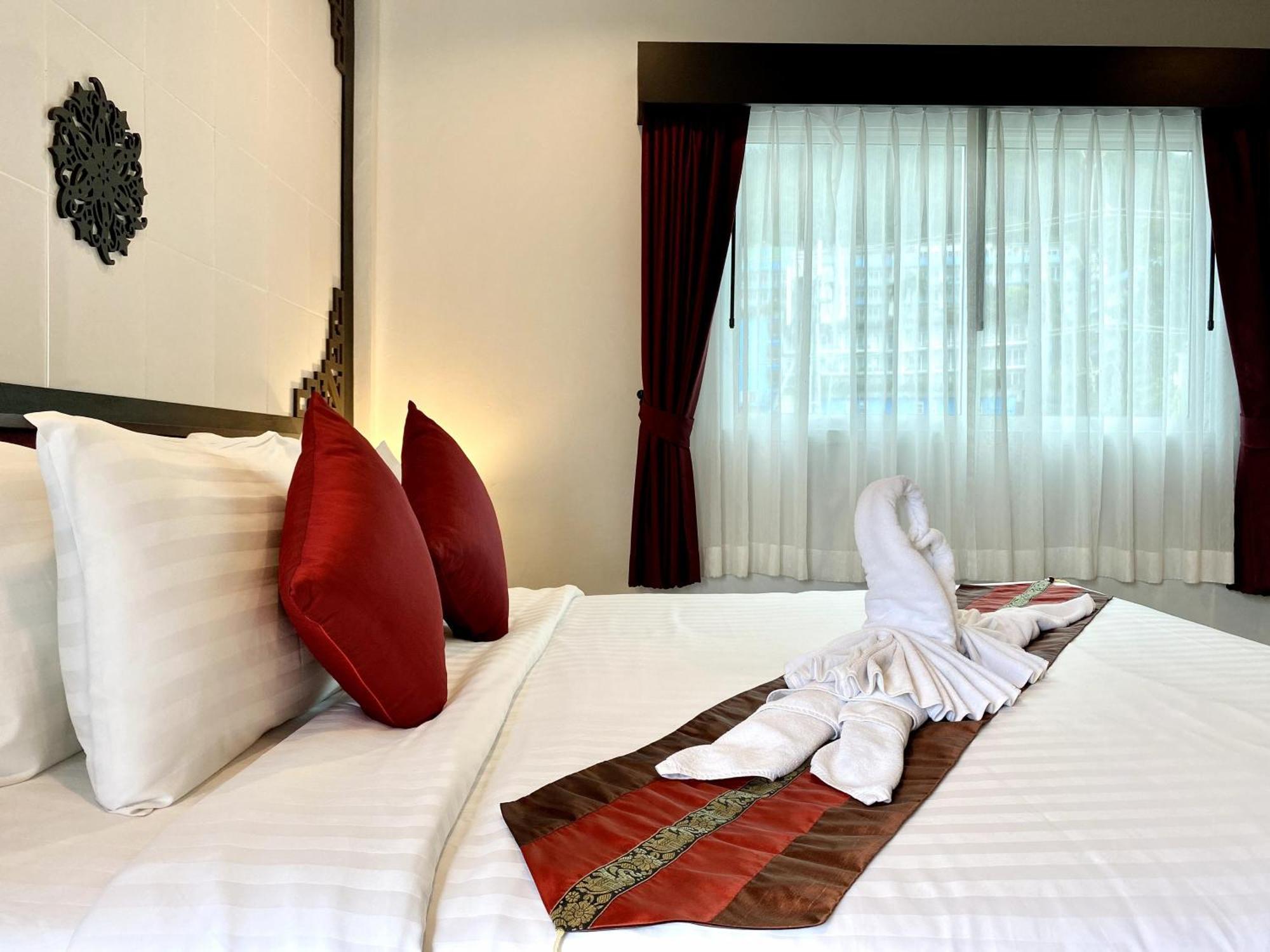 Sunray Beach Hotel Patong Exterior photo