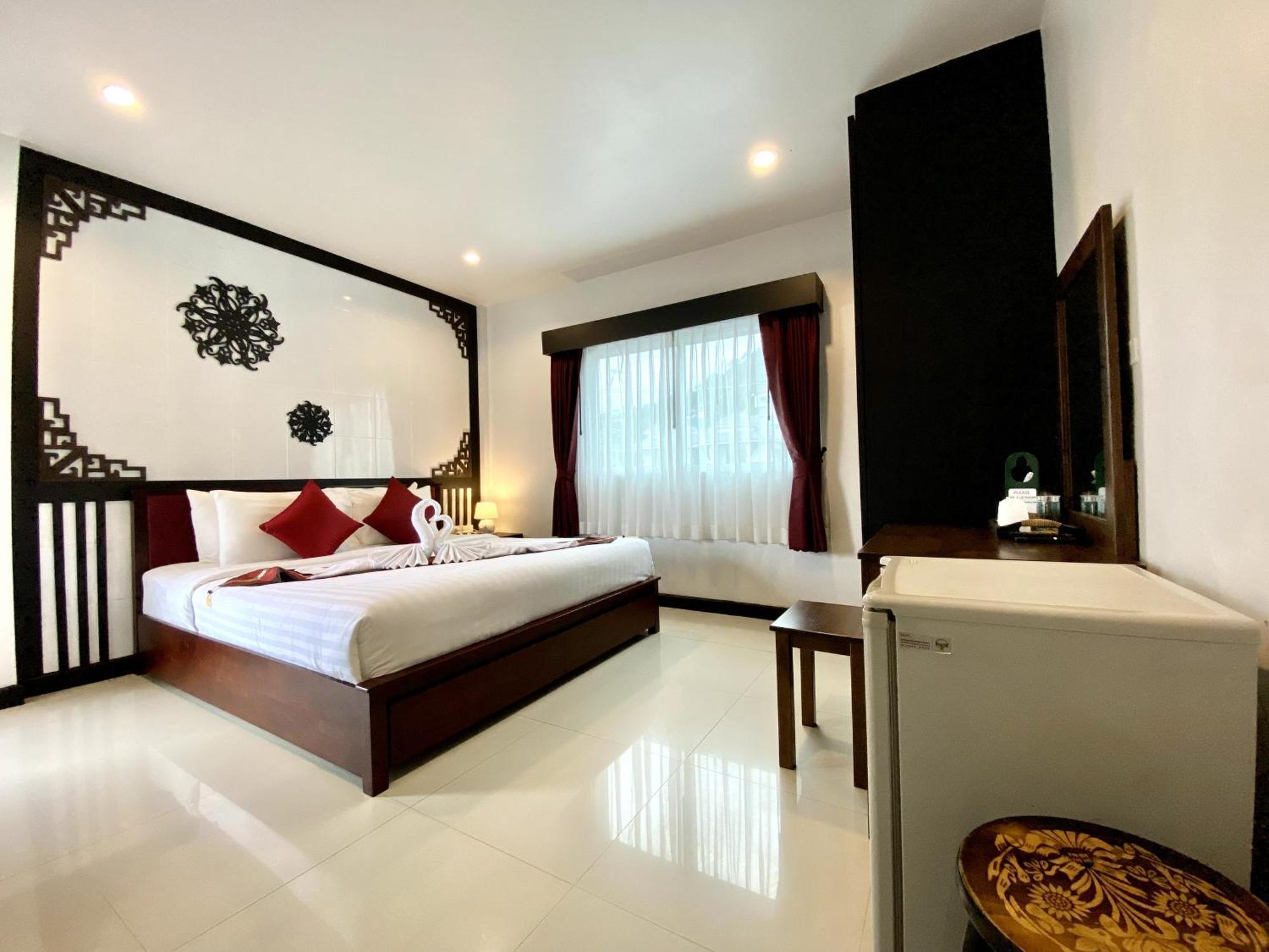 Sunray Beach Hotel Patong Exterior photo