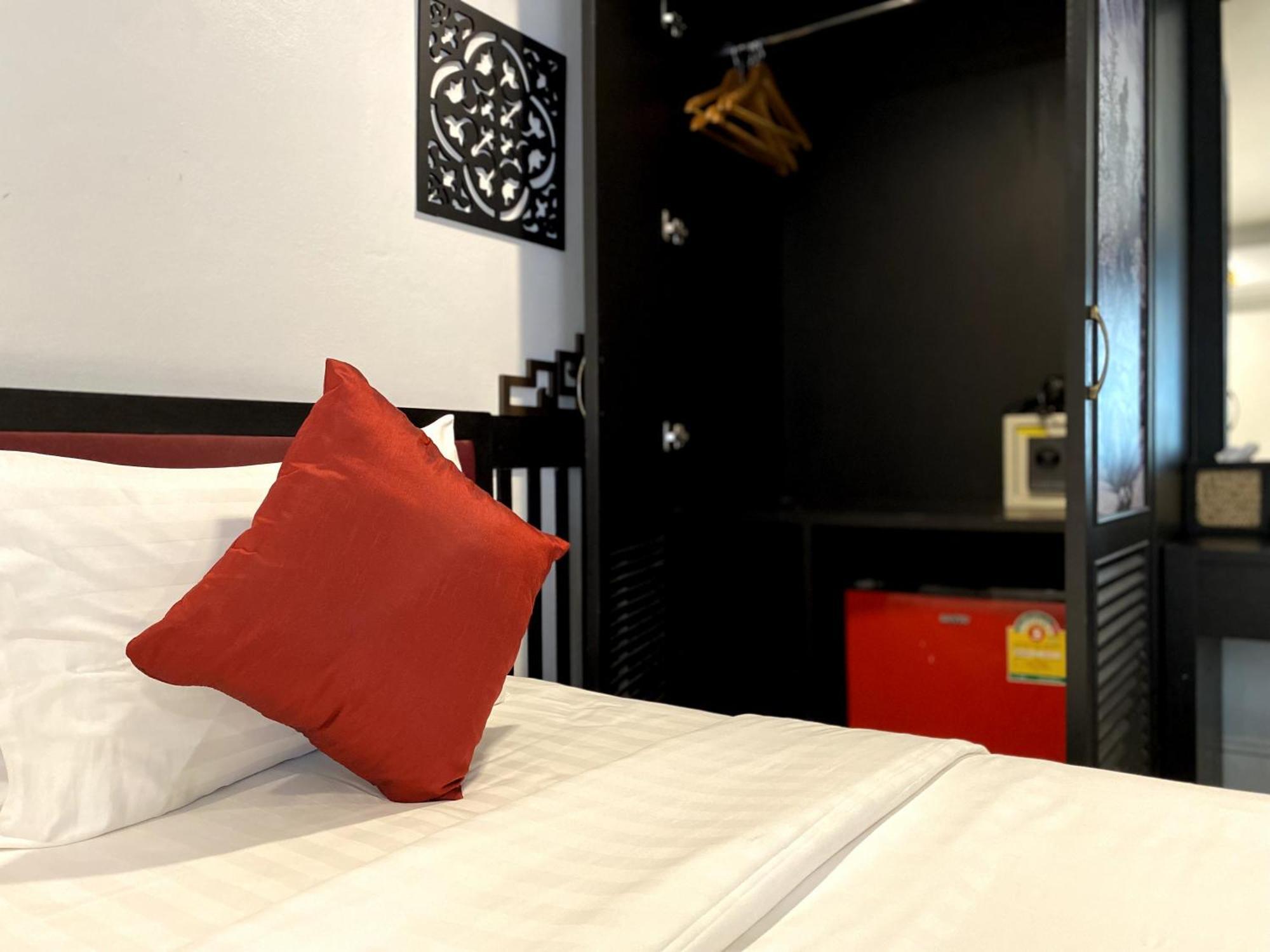 Sunray Beach Hotel Patong Exterior photo