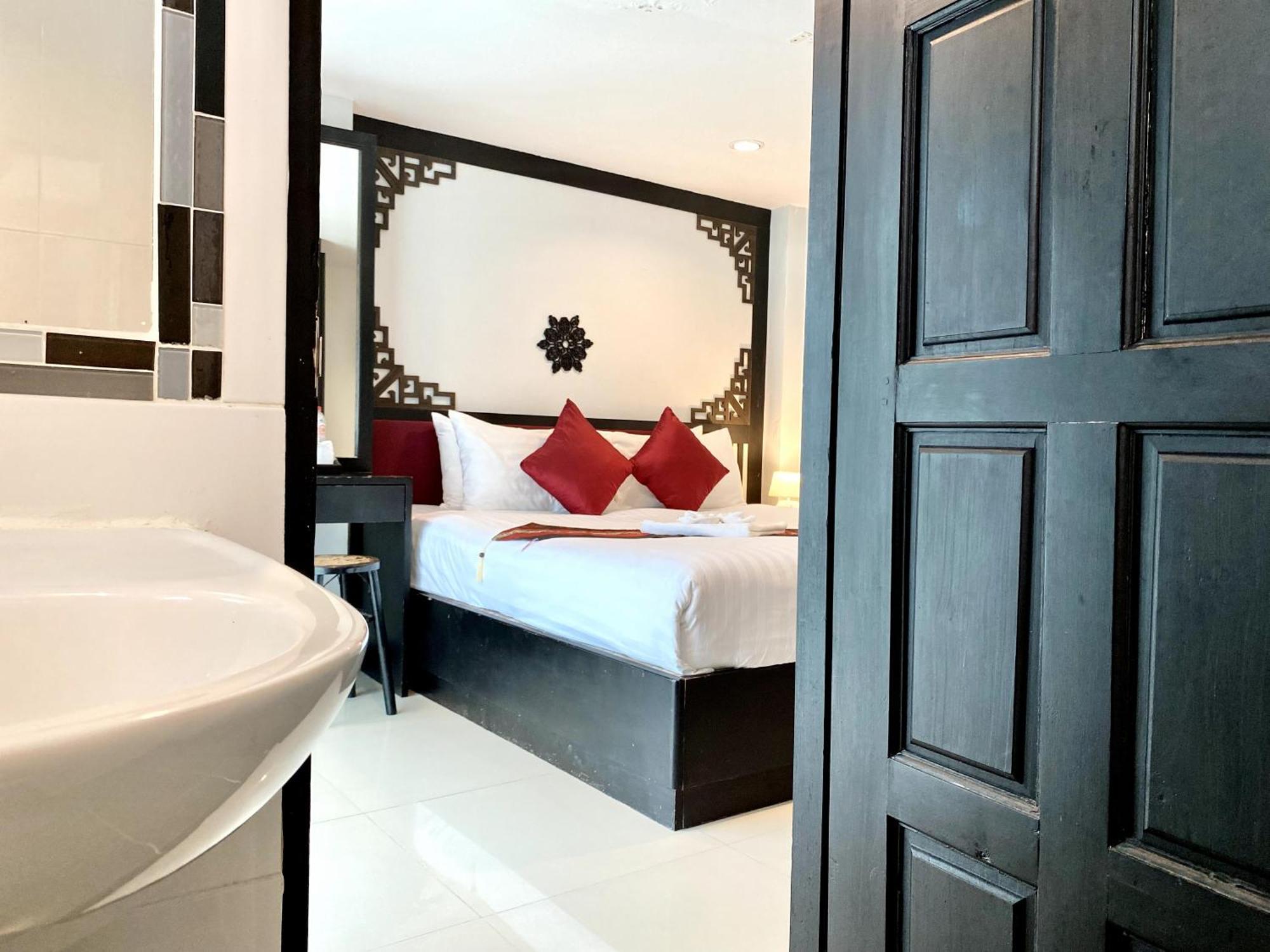 Sunray Beach Hotel Patong Exterior photo