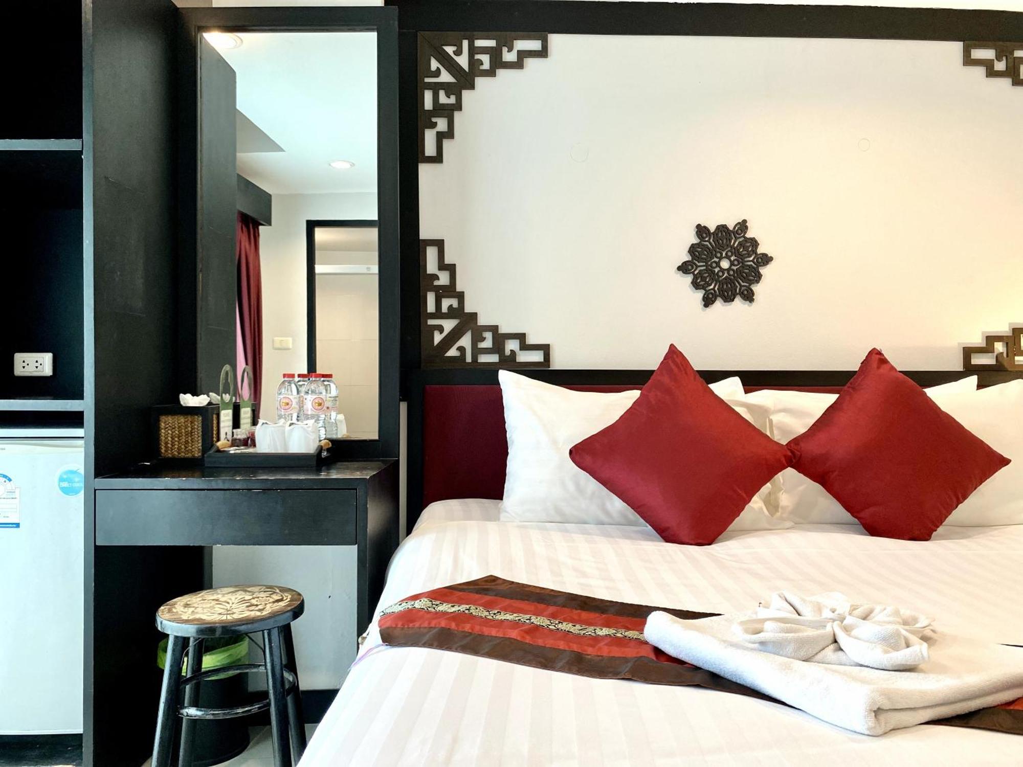 Sunray Beach Hotel Patong Exterior photo