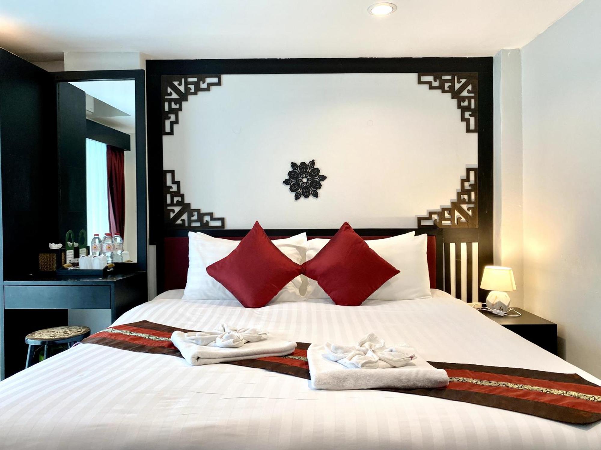 Sunray Beach Hotel Patong Exterior photo